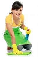 Femme nettoyant le sol de son restaurant pour être aux normes