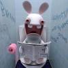 Lapin crétin ayant une envie d'aller aux toilettes