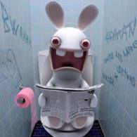 Lapin crétin ayant une envie d'aller aux toilettes