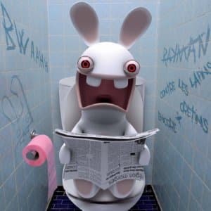 Lapin crétin ayant une envie d'aller aux toilettes