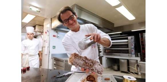 Un pâtissier dans son restaurant pour proposer de la pâtisserie fraiche