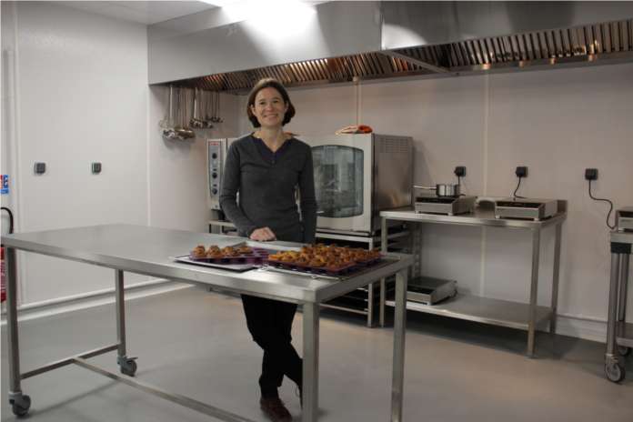 (c)Aurélie Bedin au sein de sa "Kitchen-on-demand". Chargez les image pour voir.