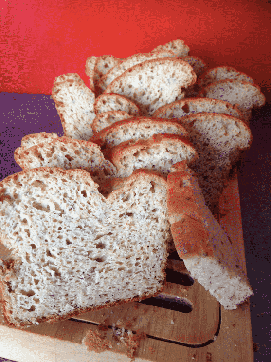 Coupe d'un pain sans gluten 