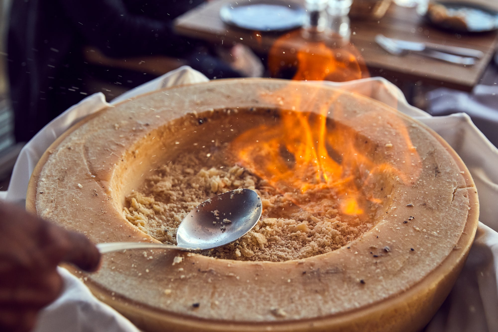 Pate Flambee Dans Une Meule De Parmesan Recette Technique italienne que va adorer vos clients